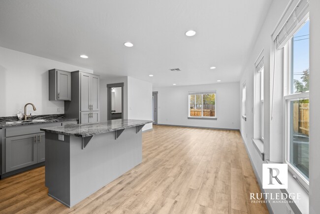 Photo - 3 Bed/2.5 Bath Townhome in Medford