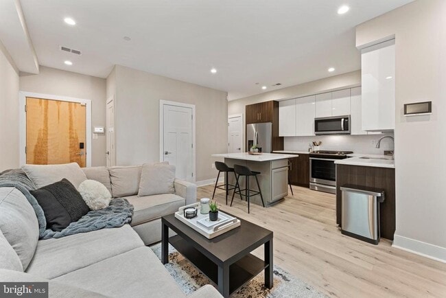 Building Photo - 818 Kennedy St NW Unit 9