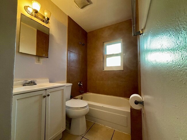 Photo - 415 Romana Unit R417