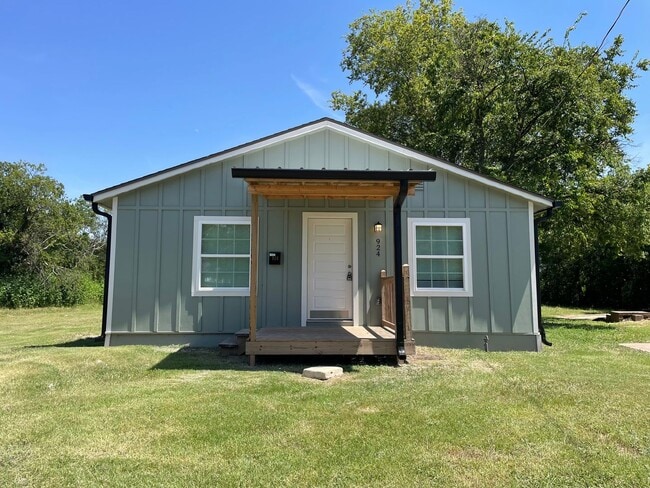 Building Photo - Available Now! Fully Renovated 2 Bed, 1 Ba... Rental