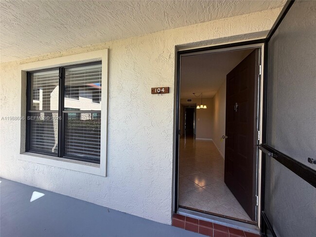 Photo - 301 SW South River Dr Unidad 104
