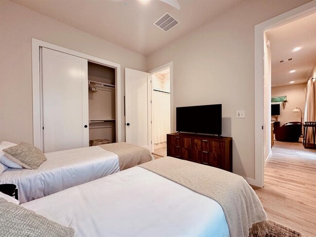 Photo - 4706 Sylvandale Dr