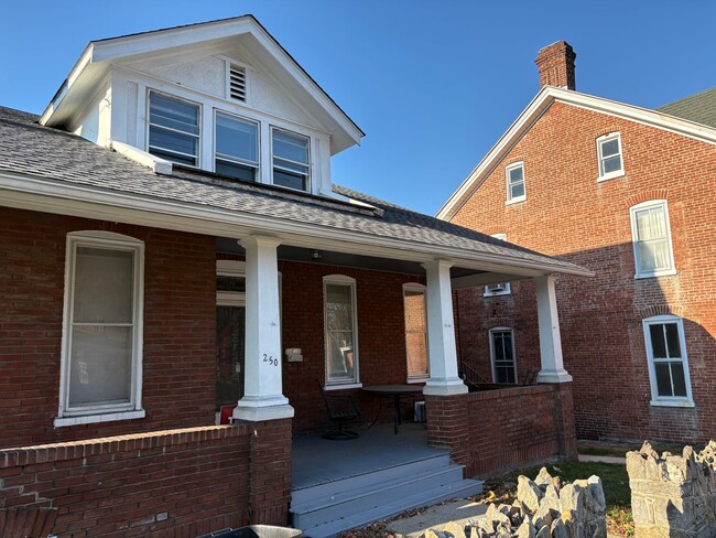 Building Photo - 248-250 E. Main St Unit 248