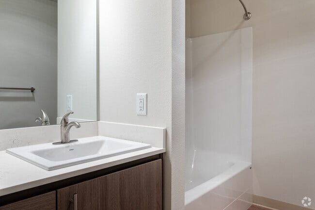 1BR, 1BA - 709 SF