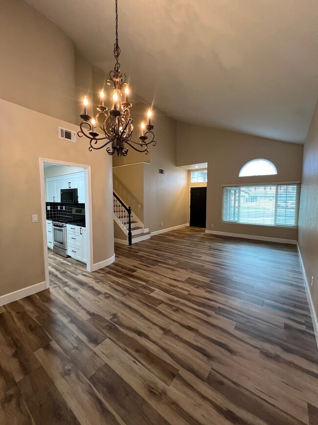 Photo - 827 Notre Dame Dr