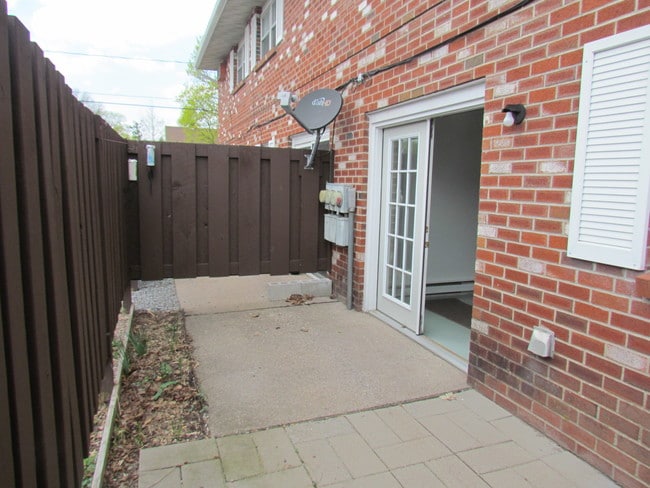 Photo - Cedarwood Apartments