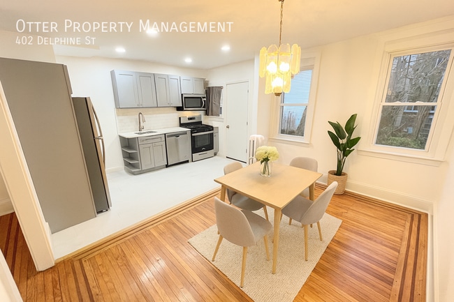 Photo - 402 Delphine St