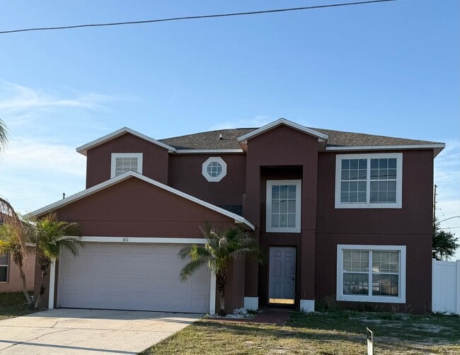 Building Photo - Large 2-Story 4 Bedroom 2.5 Bathroom House w/ Fenced in Yard - For Rent