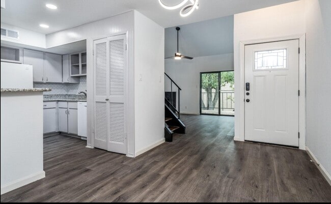 Building Photo - 10811 Richmond Ave Unit 109