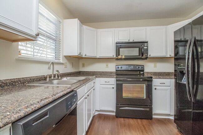 Photo - 688 Hollandale Rd