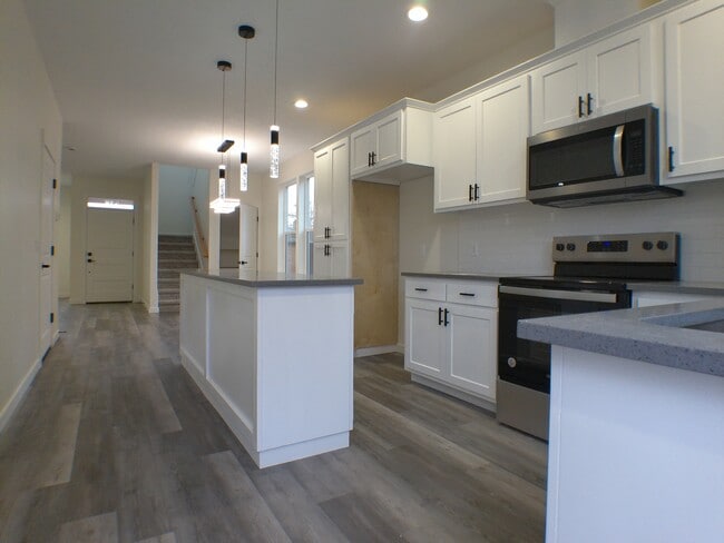 Photo - 563 1/2-MHH8528 S 7th St