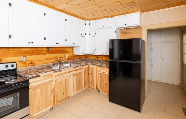 Photo - 215 5th St W