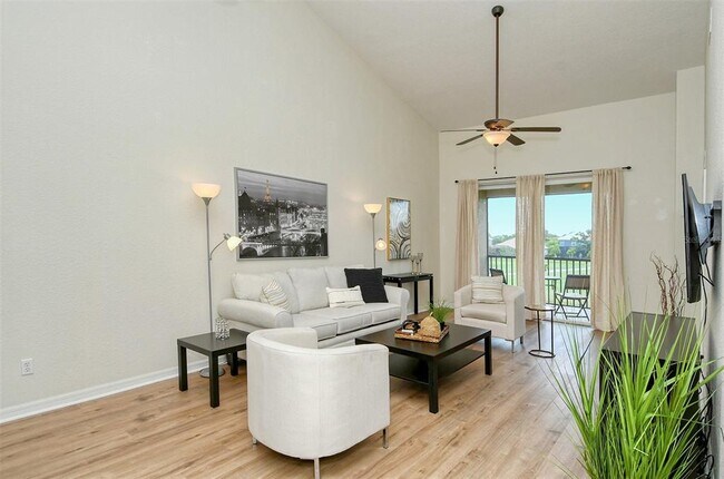 905 Fairwaycove Ln Unit 205