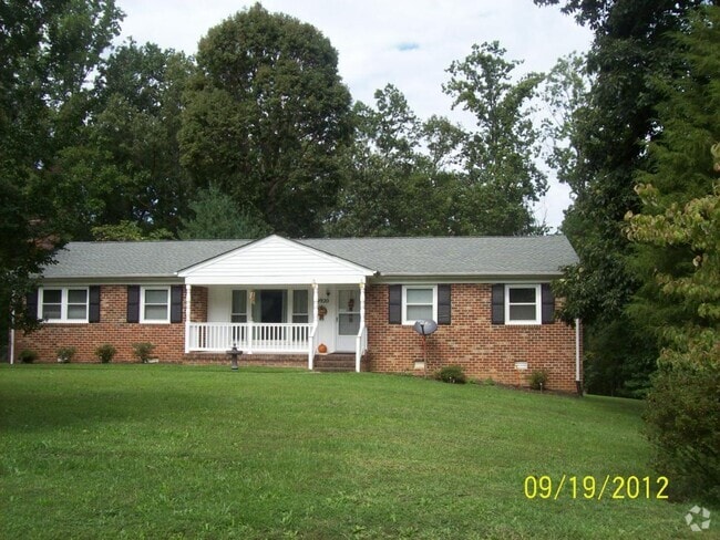 Building Photo - Large brick rancher on cul-de-sac street Rental