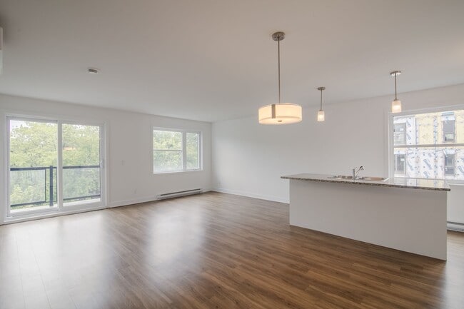 Photo - 1800 Rue Victoria Unit 308