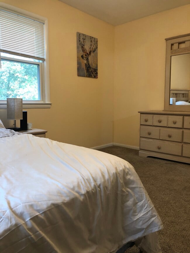 Building Photo - 5112 Hollywood Rd Unit PALE YELLOW (Furnished) 13'2 x 9'10 Bedroom Rental
