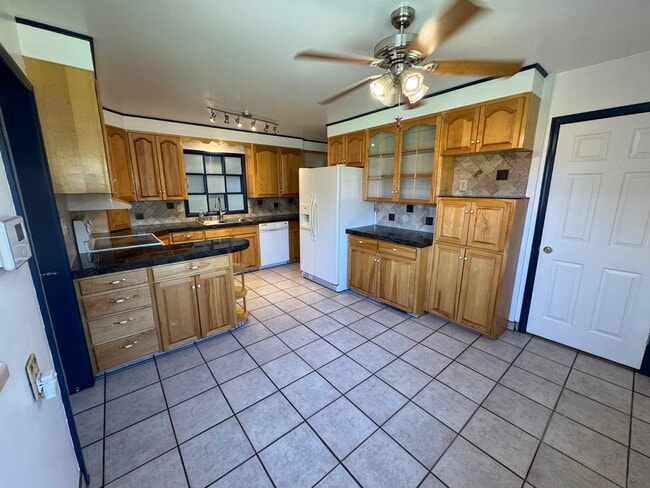 Cocina - 466 W 500 N Unidad Spacious 2-Bedroom Main L