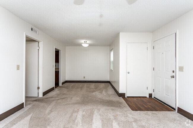 2BR, 1BA - 1,047 SF