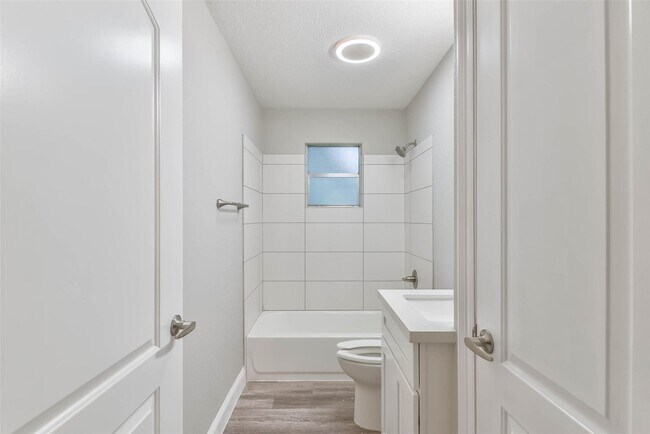 Building Photo - 704 E 37th St