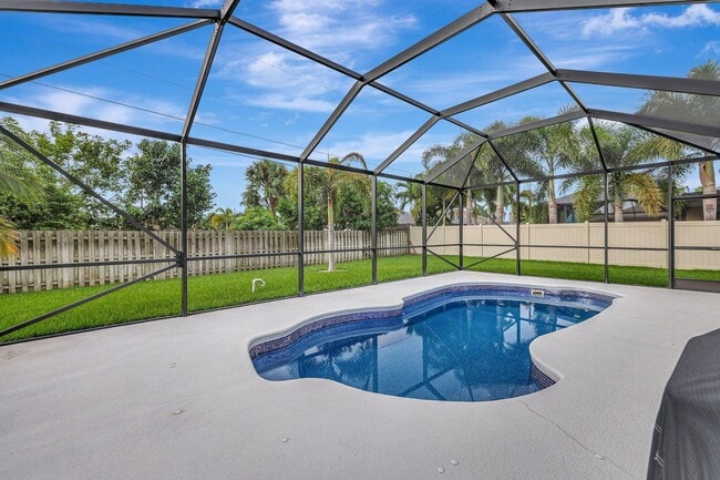 Photo - 348 SW Millard Dr