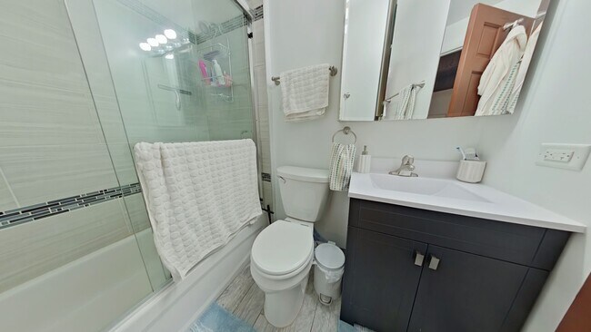 Photo - 719 W Buckingham Pl Unit 2