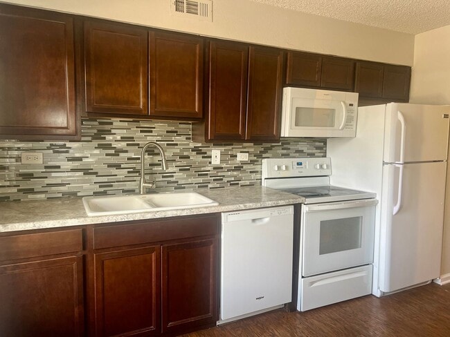 Photo - 3 Bedroom available Near Cherry Creek State Park! Unidad 9