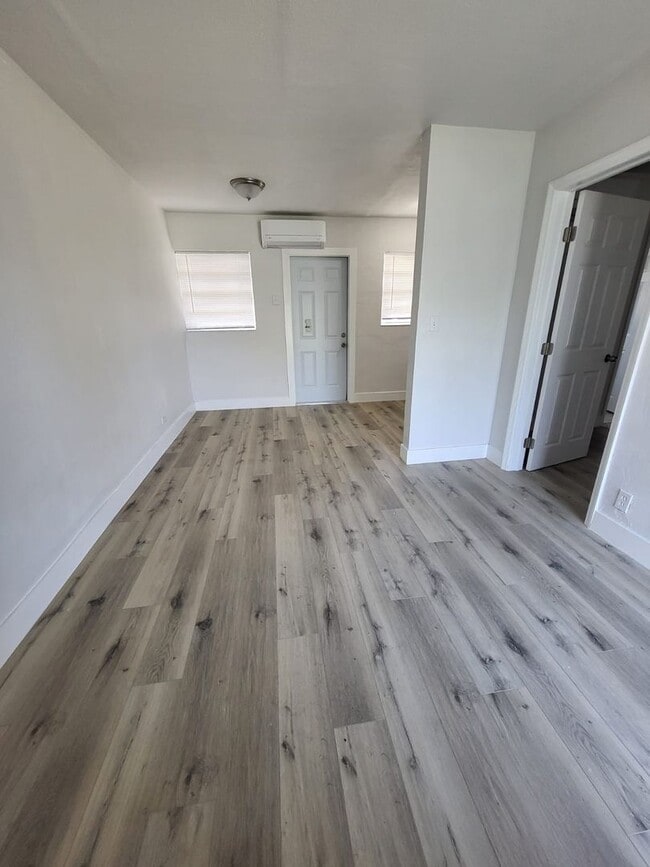 Building Photo - LC 08:137 SW 5th CT Unit 2 Rental