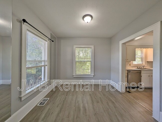 Photo - 715 Cove St