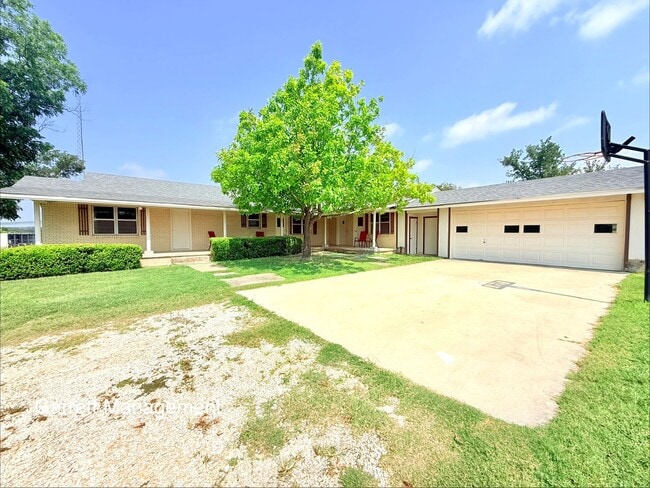 Photo - Spacious 4-Bedroom Home in Lampasas – Room to Live, Work & Play!