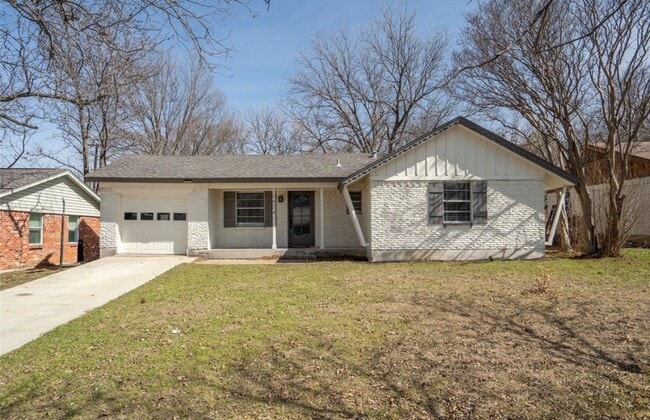 Building Photo - 2624 Woodlawn Dr