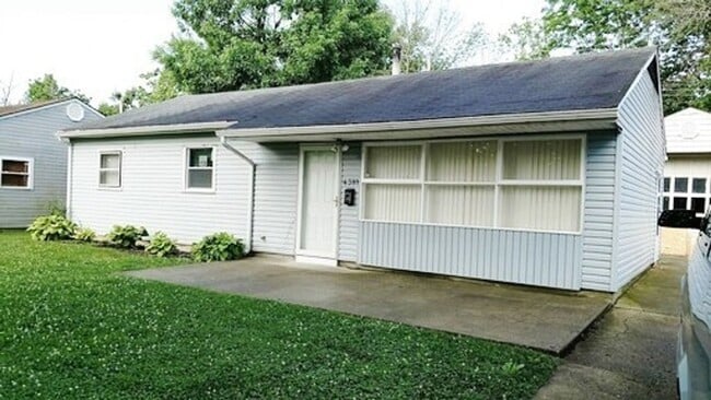 Building Photo - Update Single Family in Dayton!
