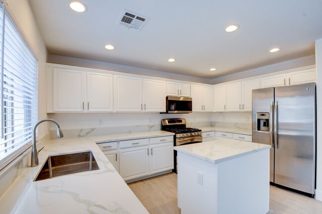 Building Photo - Gorgeous 3 bedroom 2.5 bathroom Townhome c... Unit 328 MALI HEIGHTS COURT