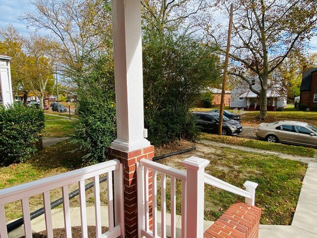 Photo - Beautifully Renovated 4bdrm/1.5bth House L...