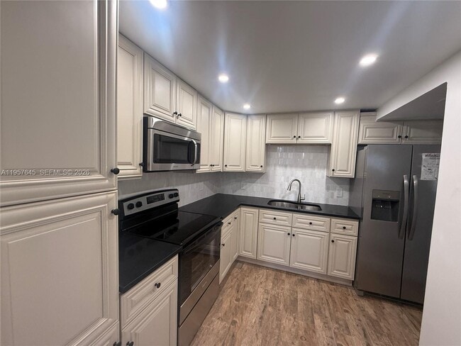 Building Photo - 2025 NE 164th St Unit 618