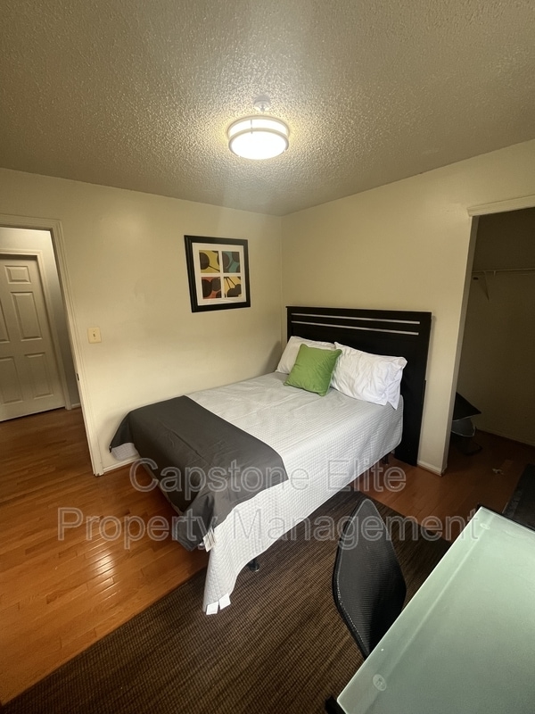 Photo - 30 Richmond St Unit 2 - Standard Hallway