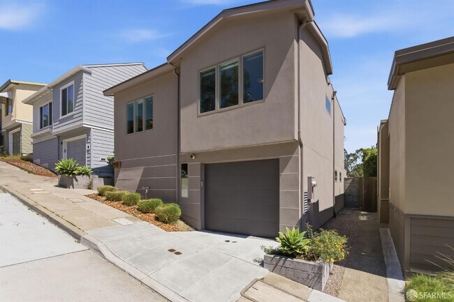 Building Photo - 74 Midcrest Way