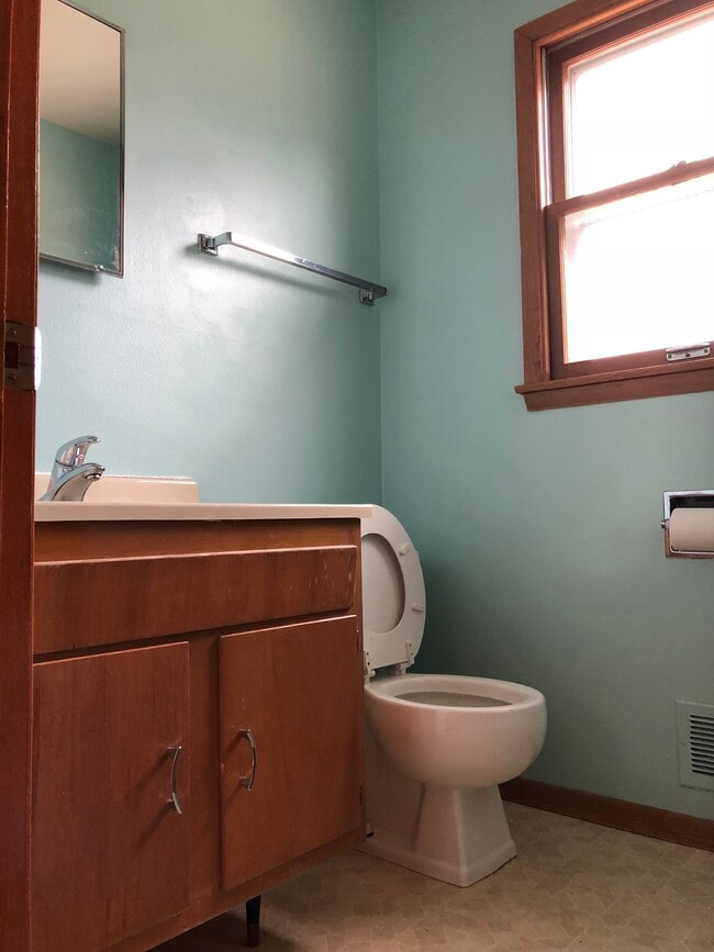 medio baño en el primer piso - 21440 Jill Ct