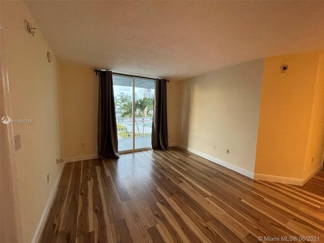 Photo - 275 NE 18th St Unidad 710