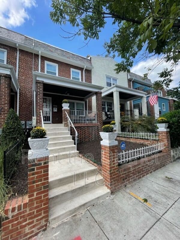 Building Photo - 1316 Staples St NE