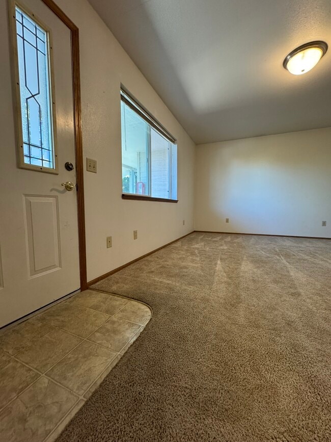 Entryway - 151 N 8th St