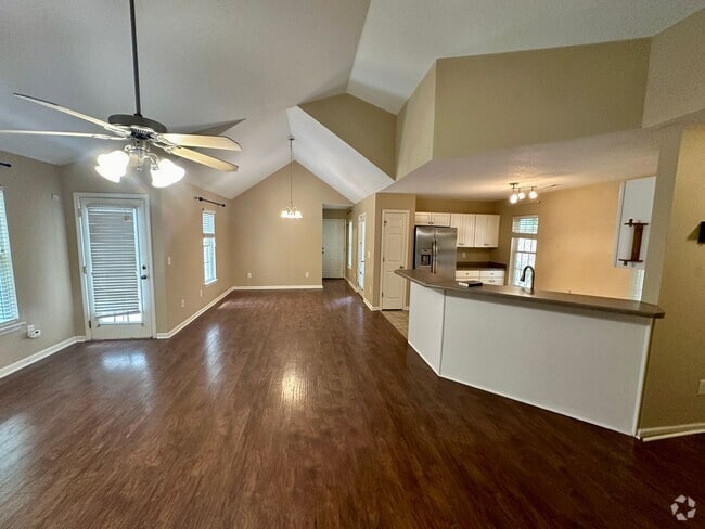 Building Photo - Charming 3 Bedroom Home - Fenced In Back Yard