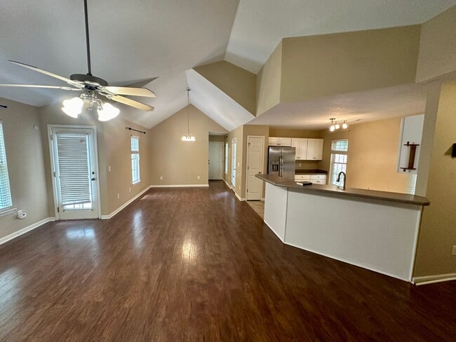 Charming 3 Bedroom Home - Fenced In Back Yard - Charming 3 Bedroom Home - Fenced In Back Yard