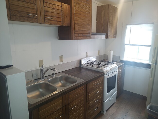Photo - 1345 W 2nd St