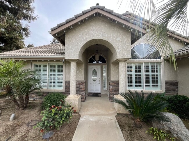 Building Photo - Beautiful Southside Visalia Home! Coming Soon!