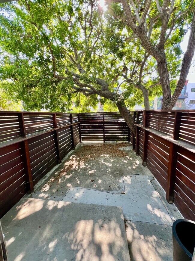 Photo - Royal Alfred 726 N. Alfred