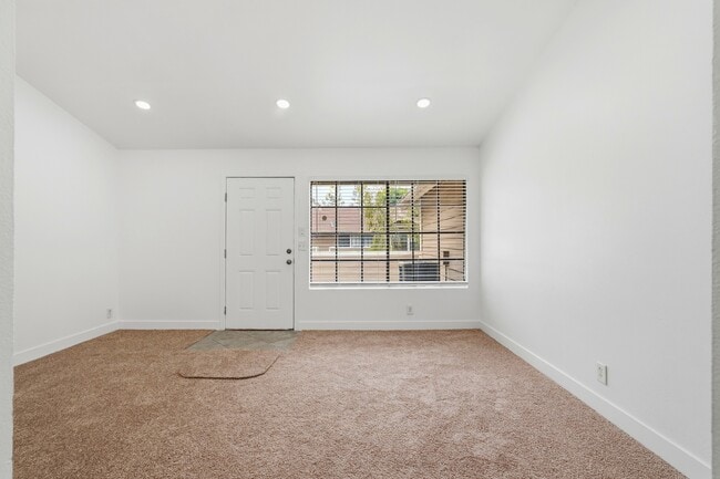 Photo - 11350 Foothill Blvd Unidad Sylmar Condo