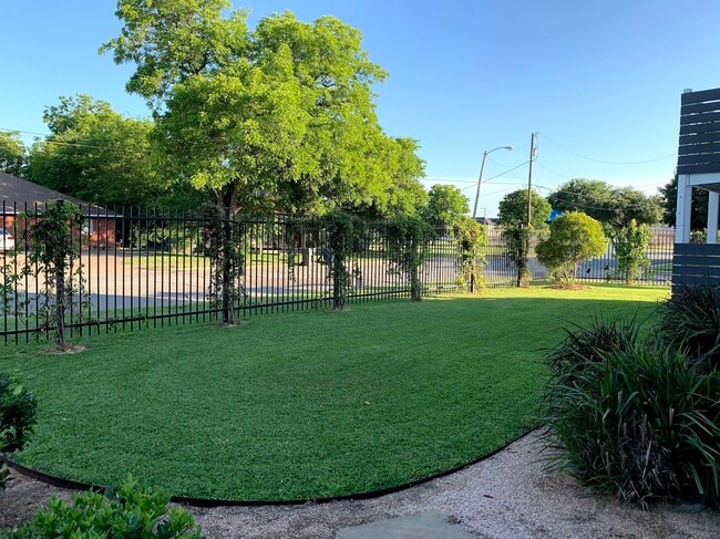 Bagby-side yard - 1325 Bagby Ave Unit D