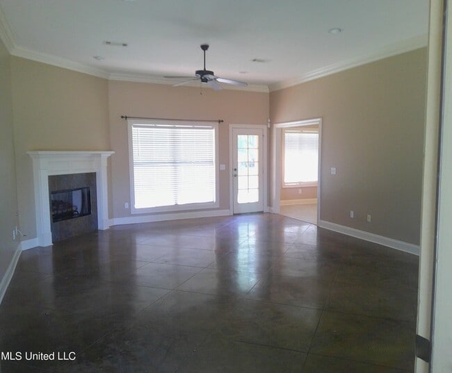 141 Creekside Dr