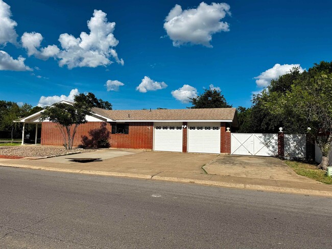 Photo - 201 Gumwood Ln