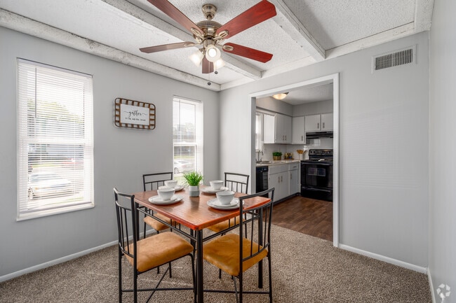 2BR, 2BA - 925SF - Dining Room